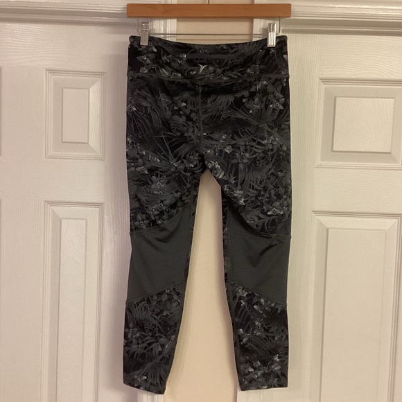 🛍️ 2 for $13🛍️ Old Navy Active Gray Floral Go-Dry Fitted Crop Leggings - Picture 3 of 9